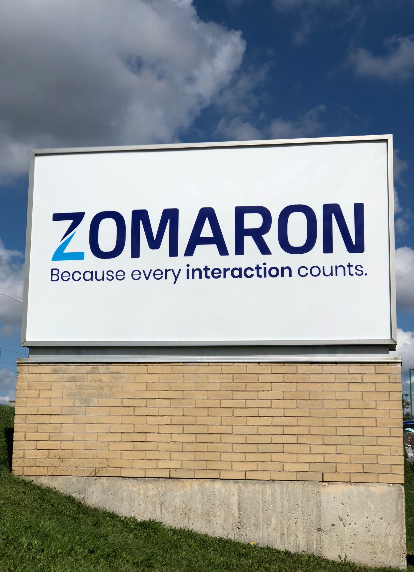 EXTERIOR PYLON SIGN REFACING